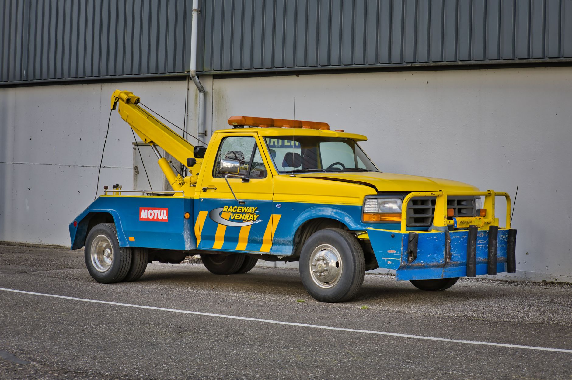 Remorquage voiture équipe à Le Mans
